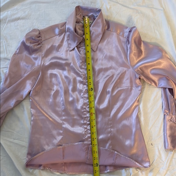 Vintage fitted Lavender Satin Blouse with incredible cuff, button detail. - Picture 10 of 11